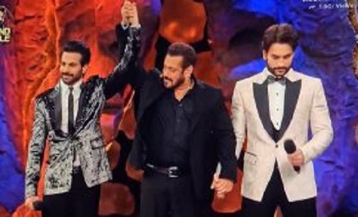 Bigg Boss 18 Winner: करणवीर के सिर सजा जीत का ताज, ट्रॉफी के साथ मिले 50 लाख,विवियन बने फर्स्ट रनर अप